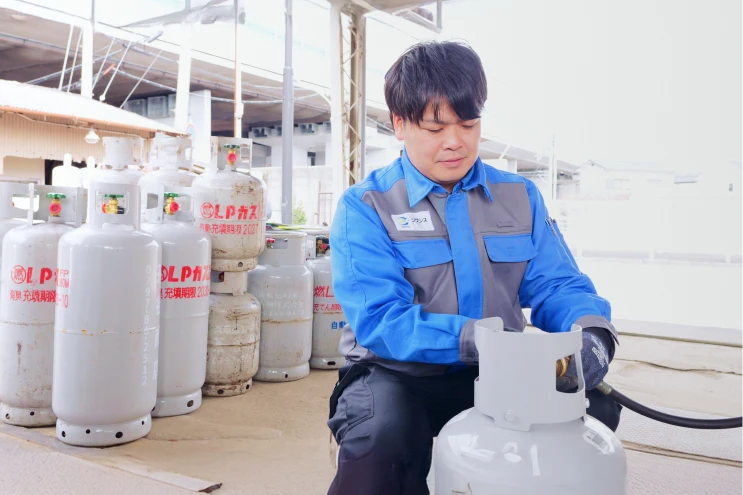 プロパンガス（LPガス）を充填しているスタッフ