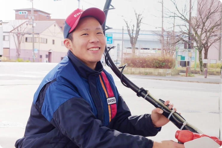 ガソリンスタンド ENEOS 大物SSで働くスタッフ